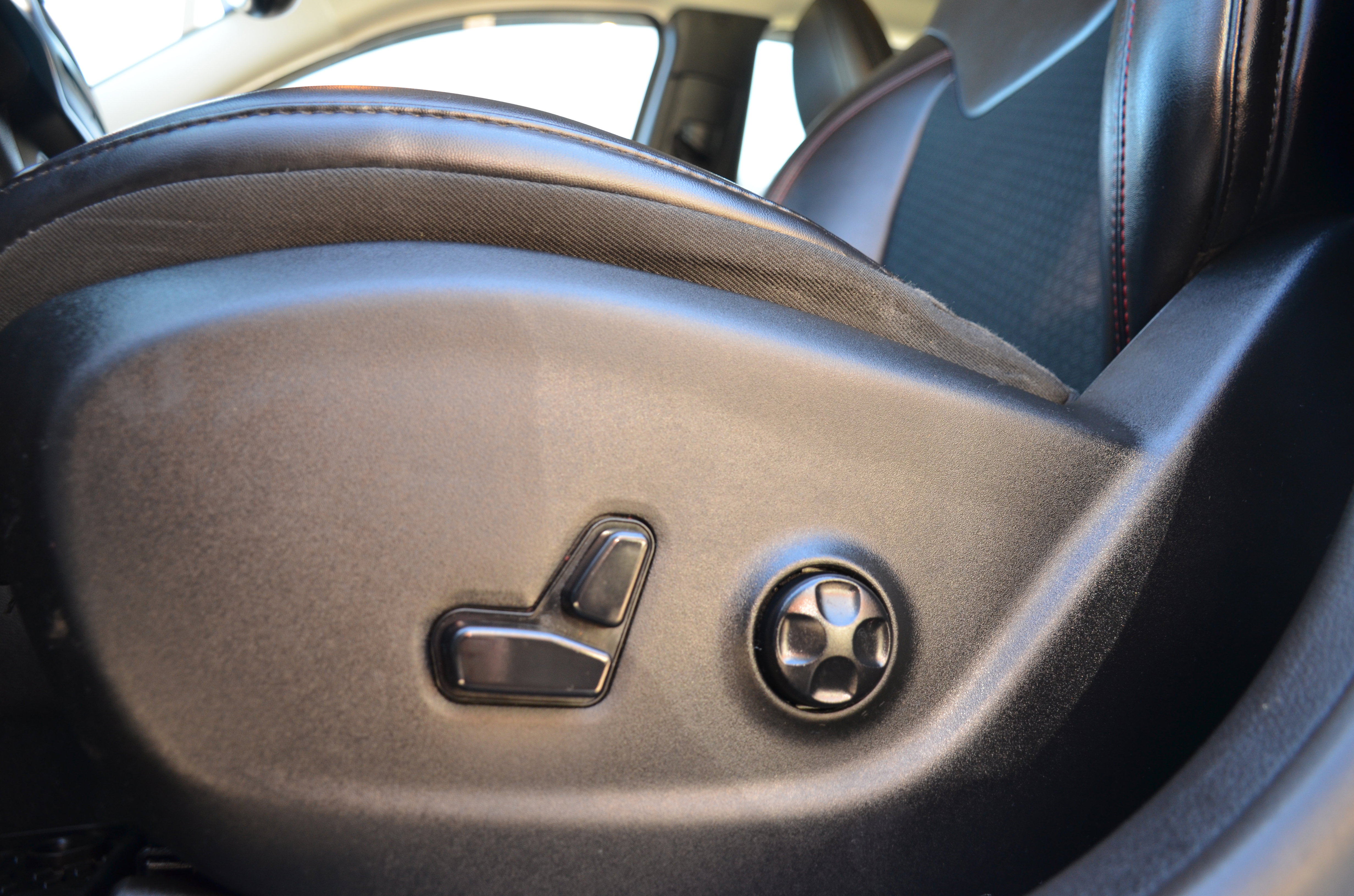 Used 2019 Jeep Cherokee Trailhawk w/ Cold Weather Group image 18