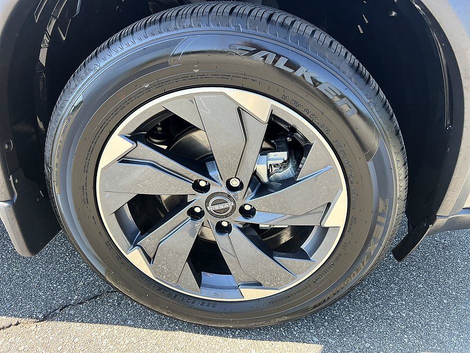 Certified 2025 Nissan Rogue SV FWD image 12
