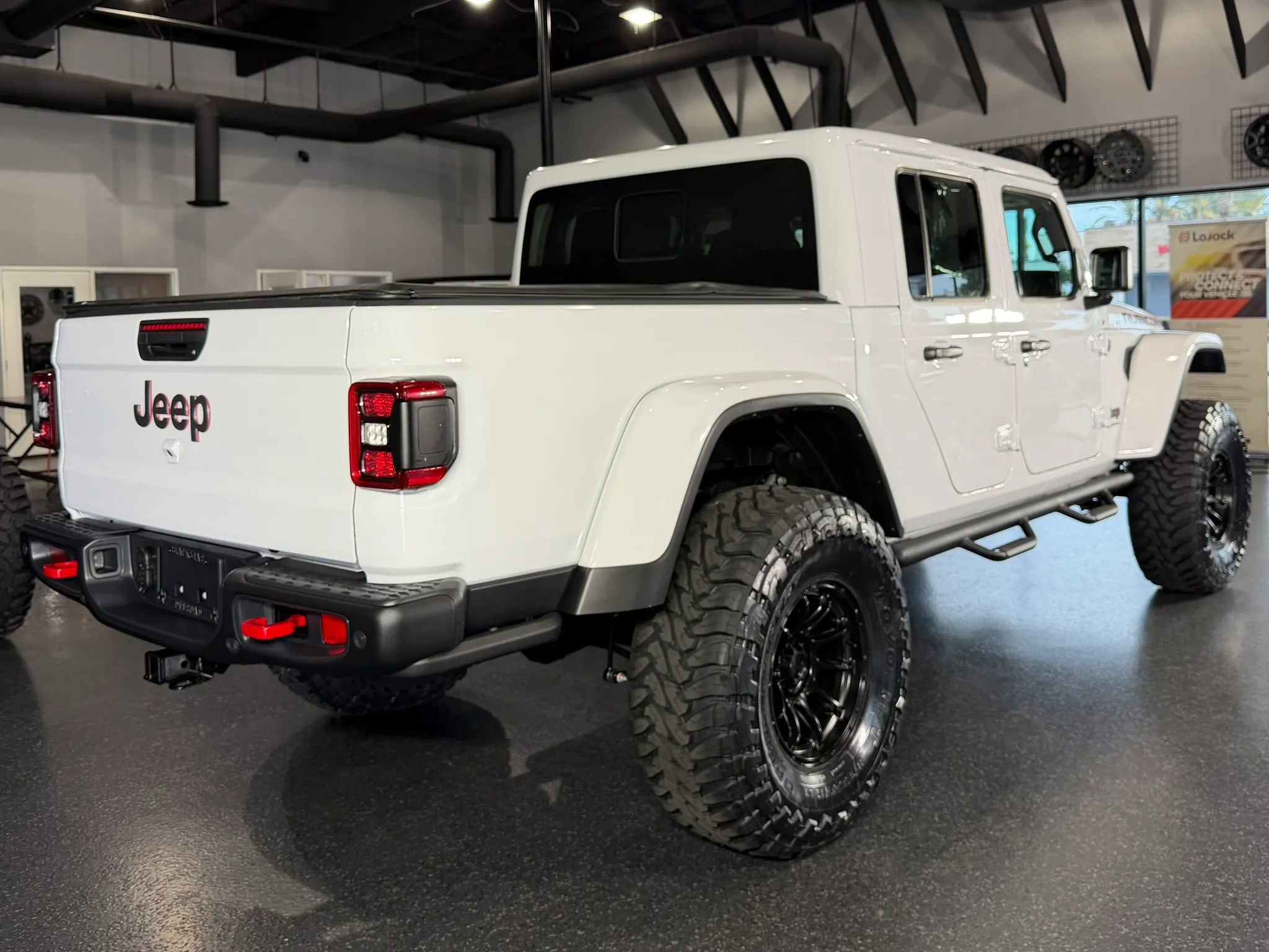 Used 2025 Jeep Gladiator Rubicon w/ Safety Group AWD/4WD image 16