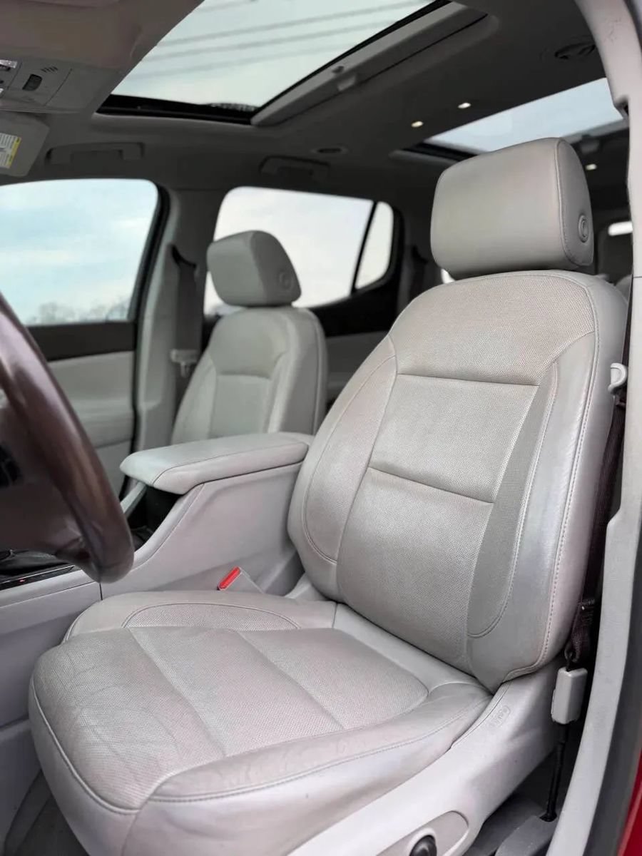 Used 2018 GMC Acadia SLT w/ LPO, Black Accent Package AWD/4WD image 11