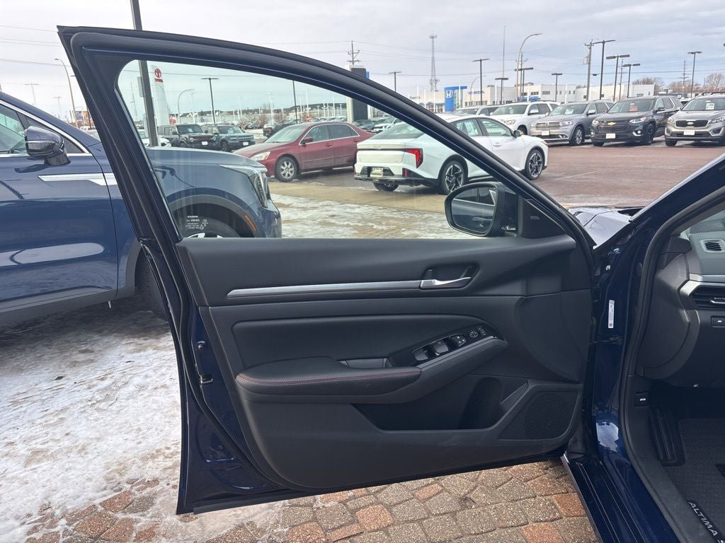 Used 2024 Nissan Altima 2.5 SR AWD/4WD image 11