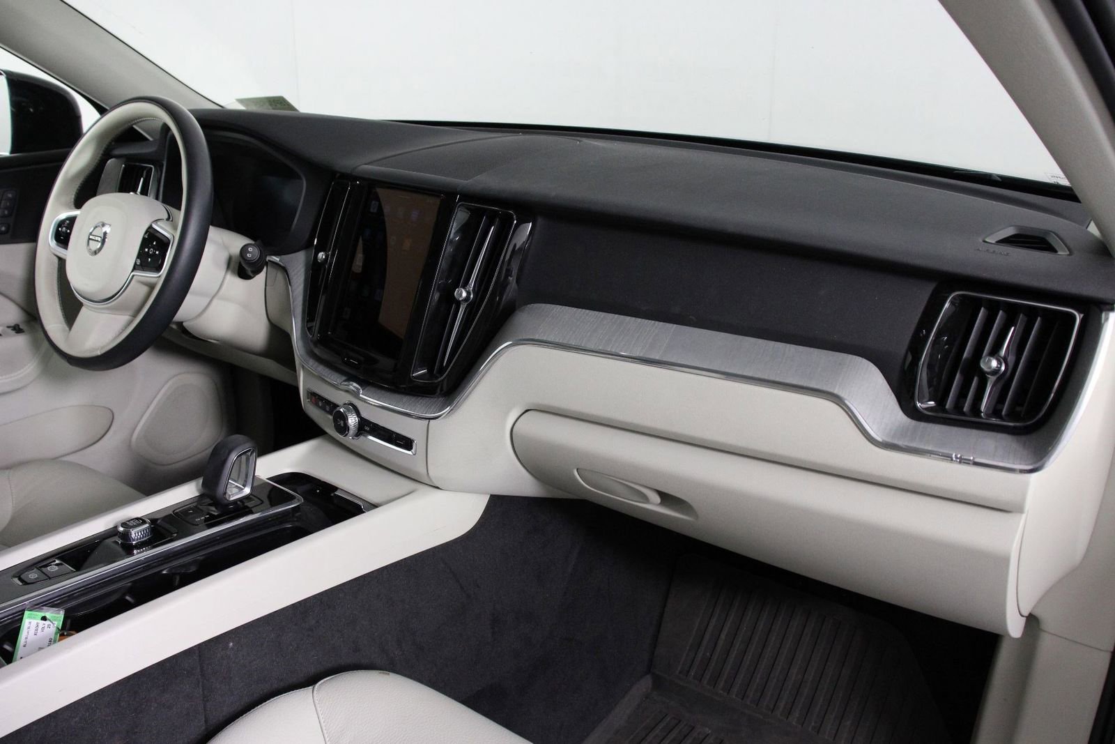 Certified 2025 Volvo XC60 T8 Plus w/ Protection Package Premier image 22