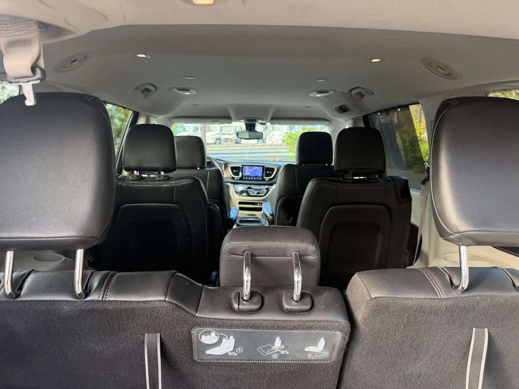 Used 2017 Chrysler Pacifica Touring-L image 7