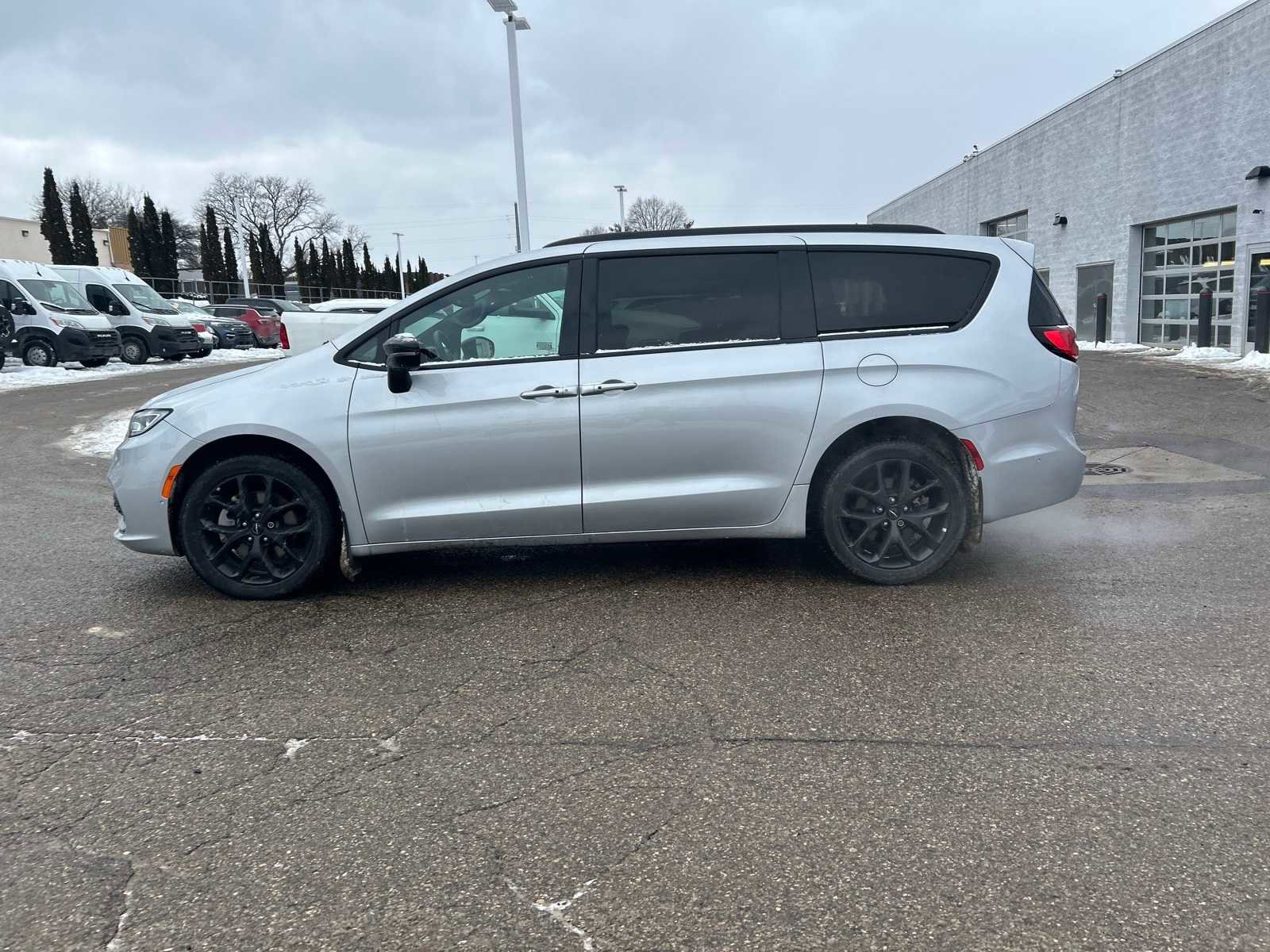 Used 2023 Chrysler Pacifica Limited w/ Uconnect Theater Family Group image 27