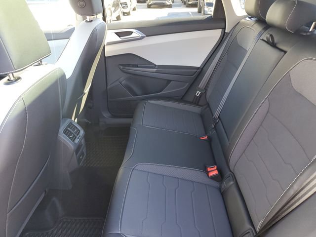 Certified 2025 Volkswagen Taos SE w/ Panoramic Sunroof Package image 11