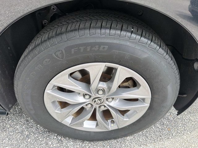 Used 2021 Toyota Sienna XLE FWD image 28