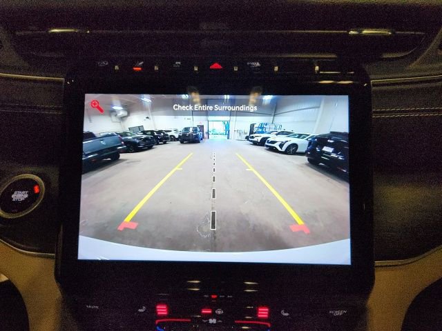 Used 2024 Jeep Grand Cherokee Limited w/ Black Appearance Package image 17