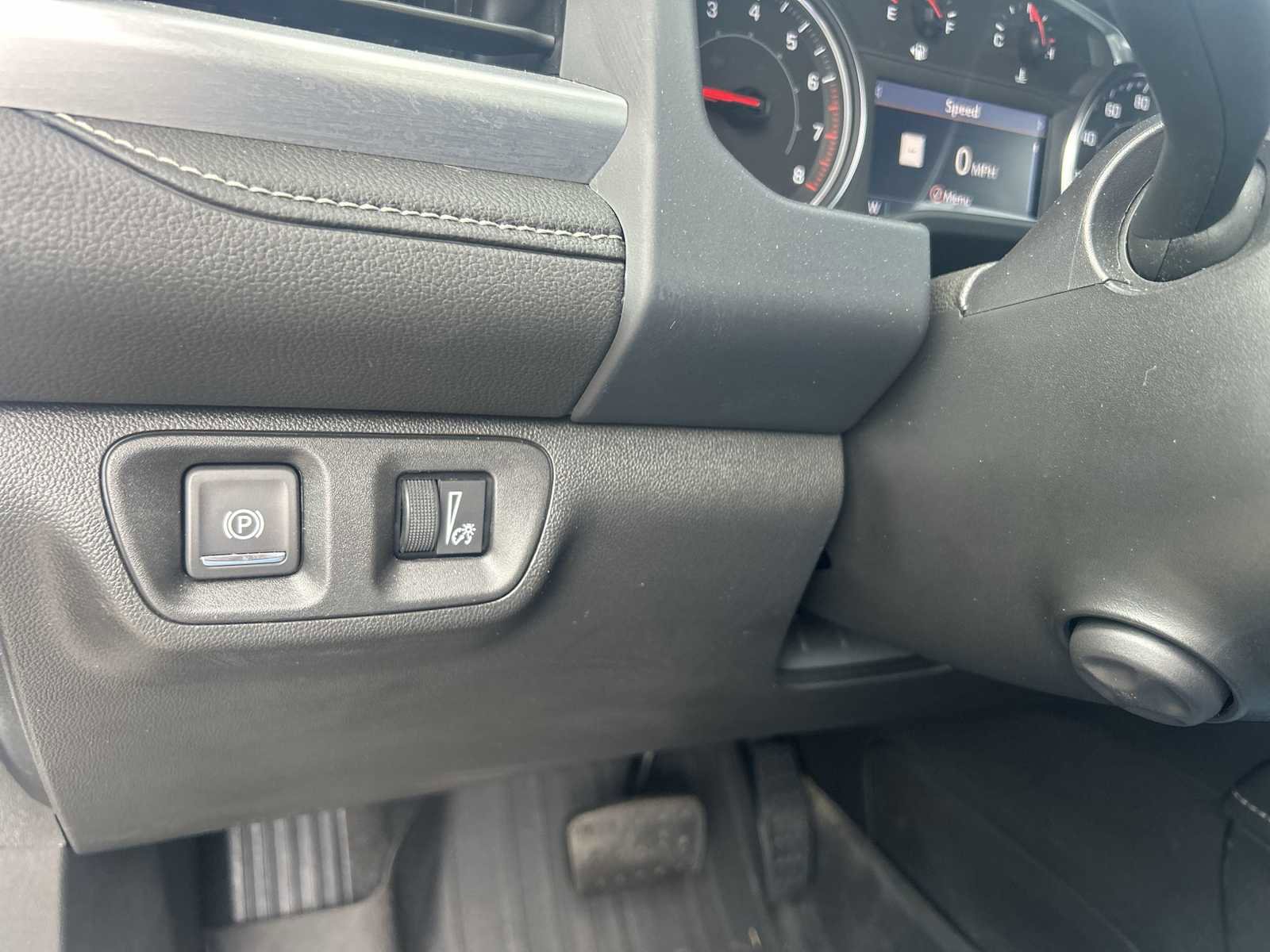 Used 2023 GMC Acadia SLT w/ Elevation Edition image 18