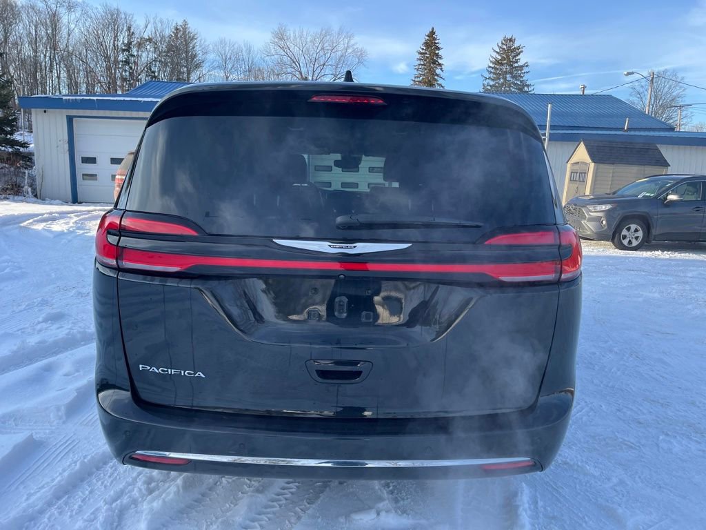 Used 2023 Chrysler Pacifica Touring-L image 6