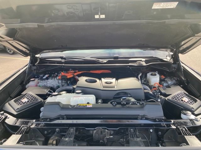 Used 2022 Toyota Tundra Platinum w/ Advanced Package AWD/4WD image 28