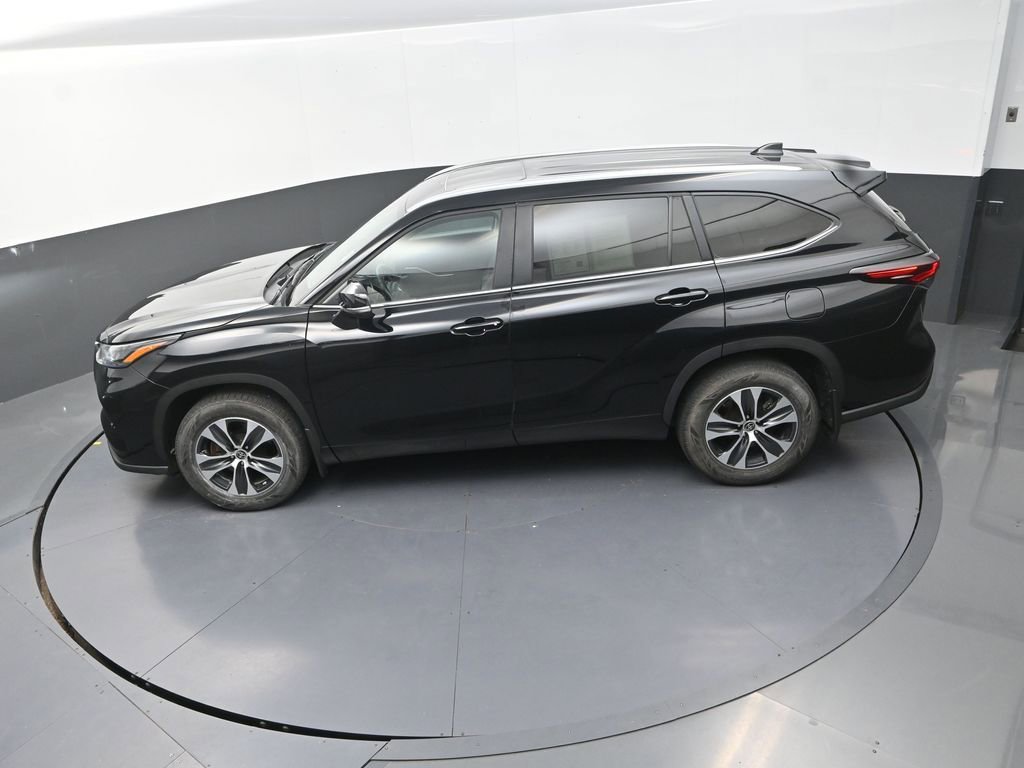 Used 2024 Toyota Highlander XLE AWD/4WD image 18