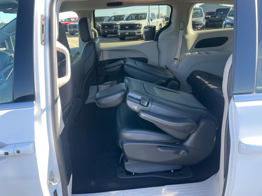 Used 2024 Chrysler Pacifica Select image 55
