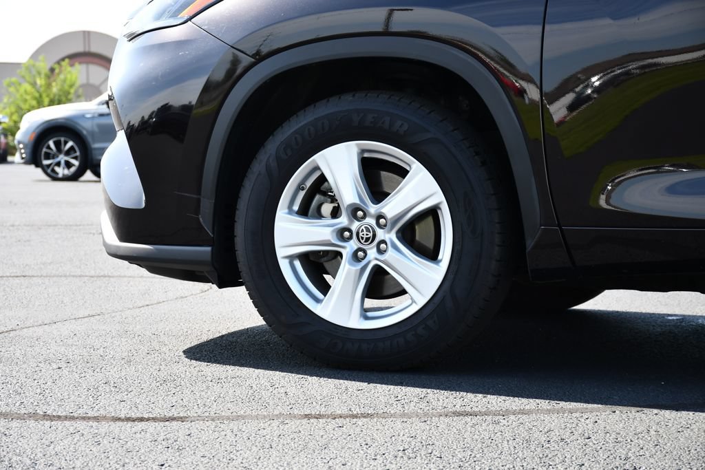 Used 2021 Toyota Highlander LE FWD image 12