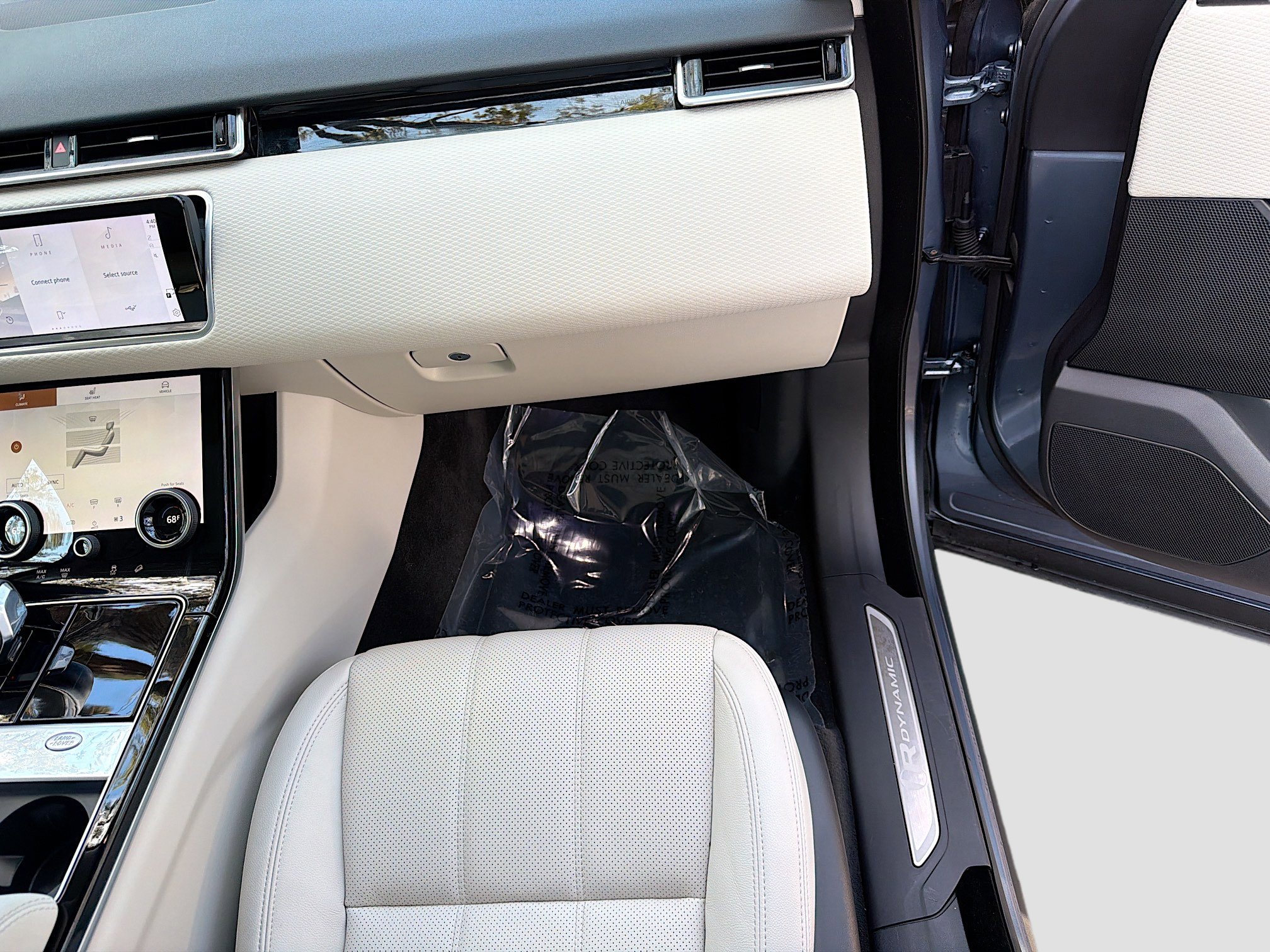 Used 2022 Land Rover Range Rover Velar R-Dynamic S image 18