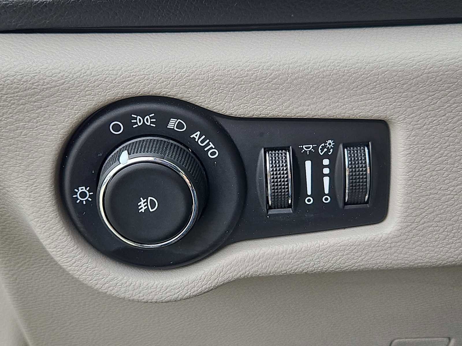 Used 2017 Chrysler Pacifica Touring-L image 17