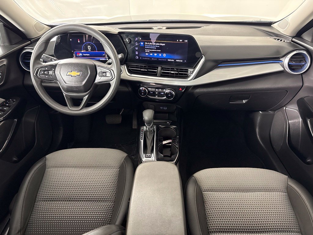 Used 2025 Chevrolet Trax LT FWD image 38