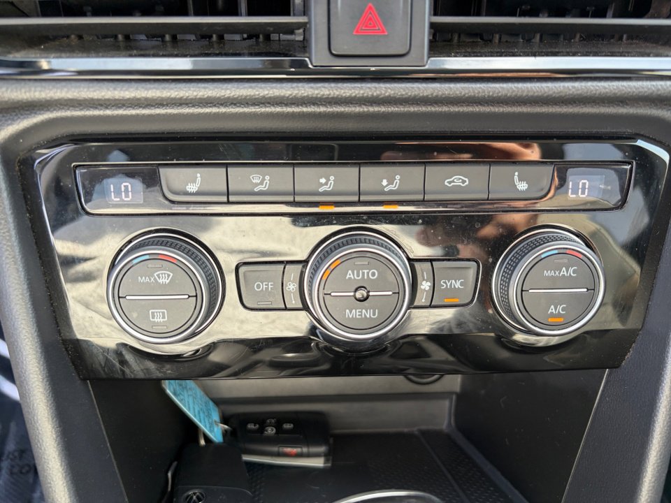 Used 2022 Volkswagen Taos SEL image 18