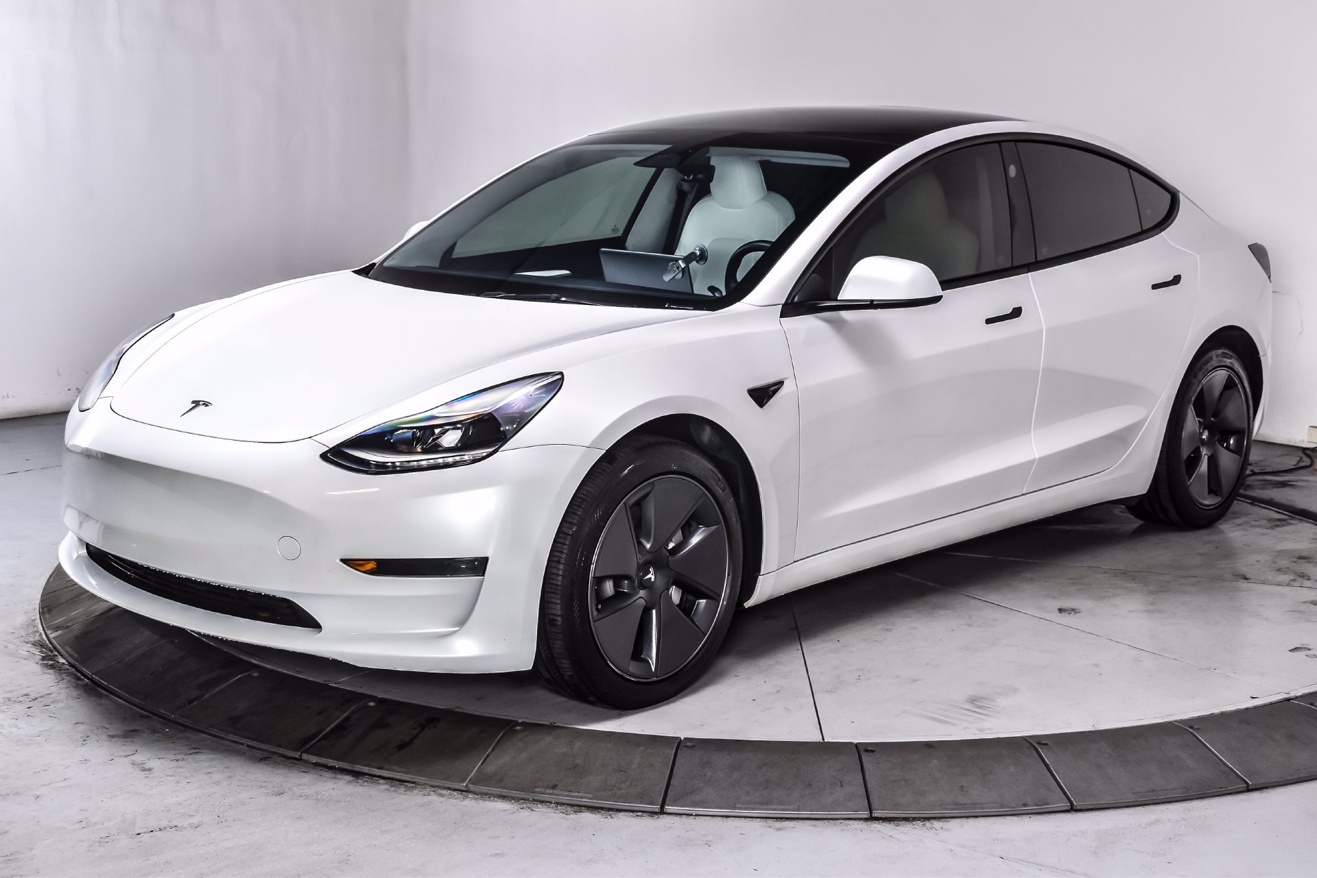 Used 2023 Tesla Model 3 Standard Range RWD image 3