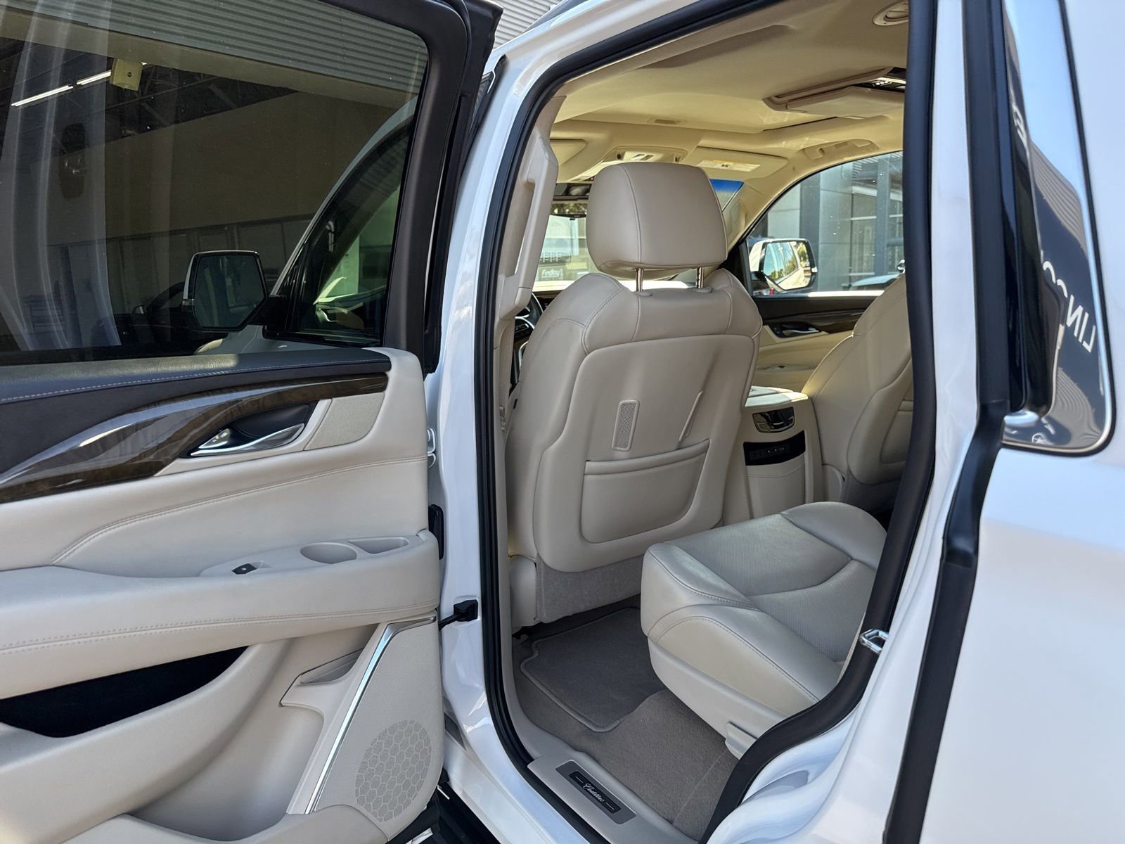 Used 2019 Cadillac Escalade Luxury w/ LPO, Radiant Package image 16