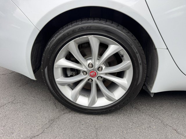 Used 2018 Jaguar XF Premium image 35