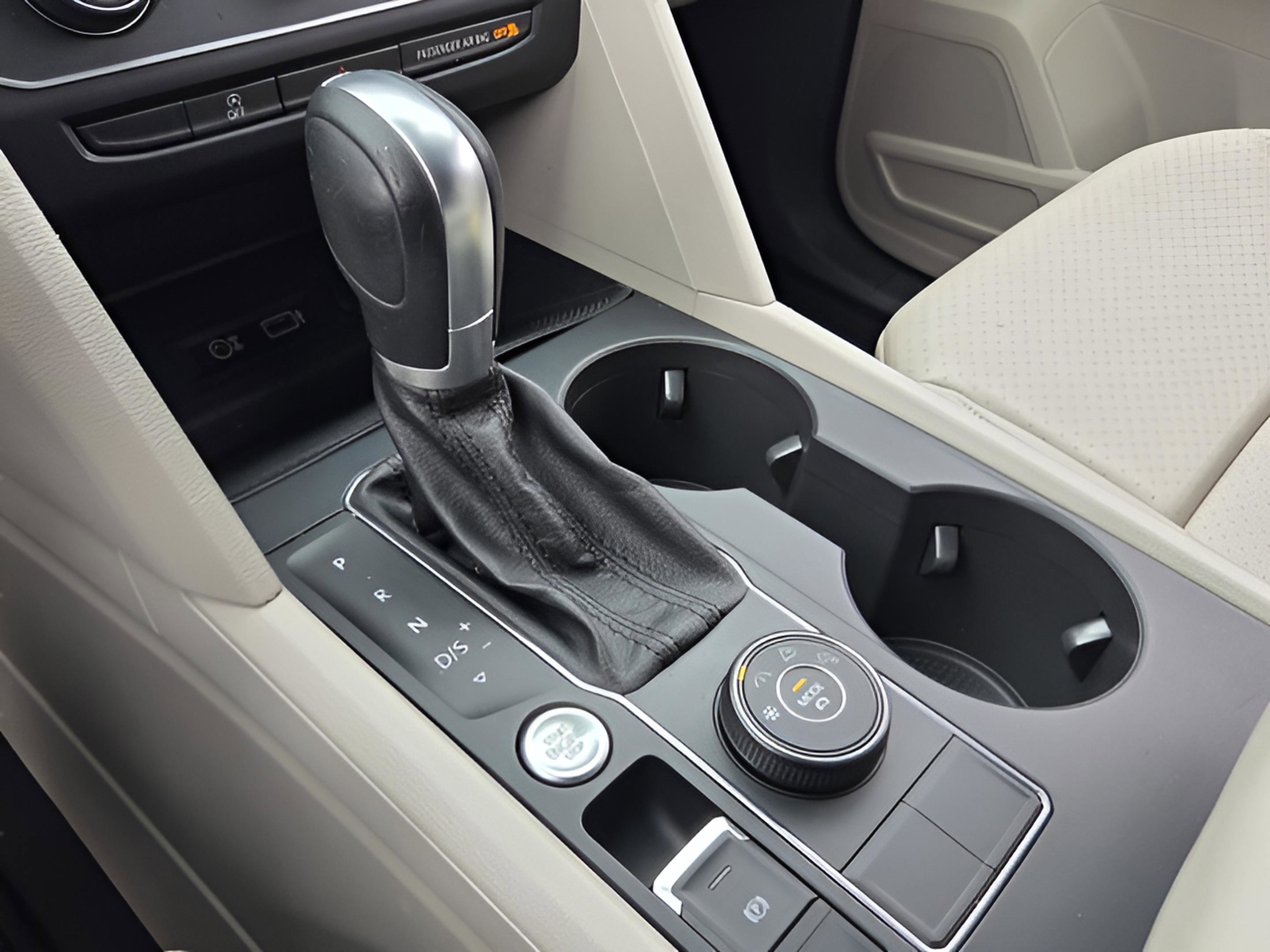 Used 2019 Volkswagen Atlas SE w/ Towing Package image 19