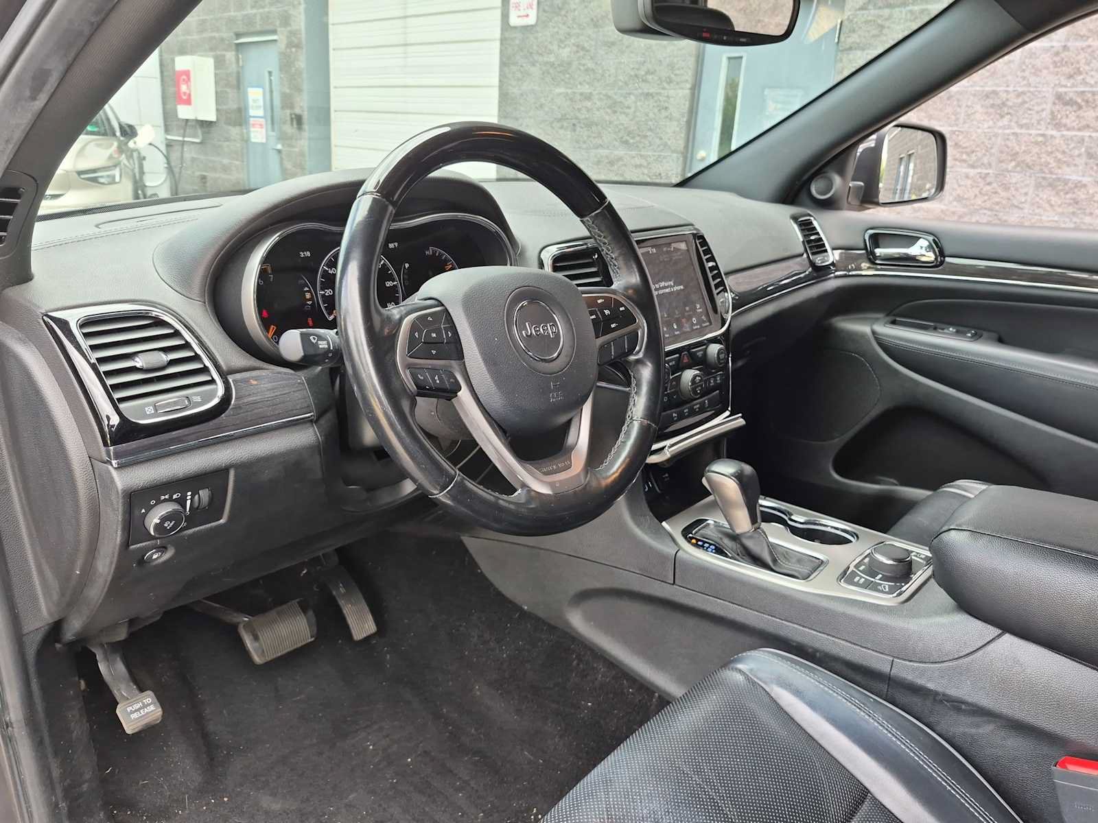 Used 2020 Jeep Grand Cherokee Overland AWD/4WD image 10