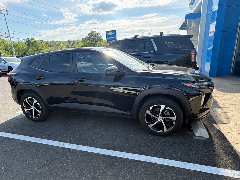 Used 2024 Chevrolet Trax RS FWD image 28