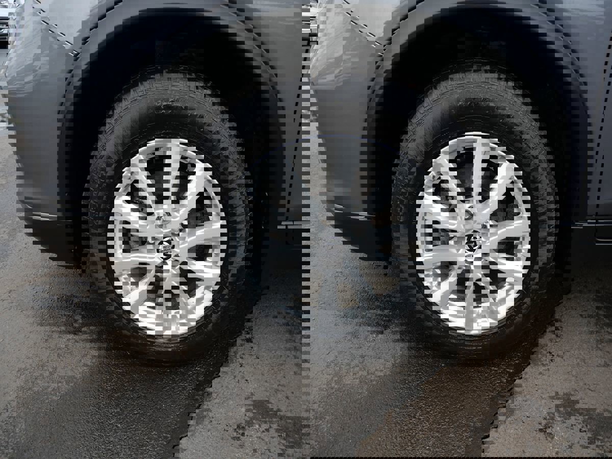 Used 2017 Nissan Rogue SV w/ SV Premium Package image 32