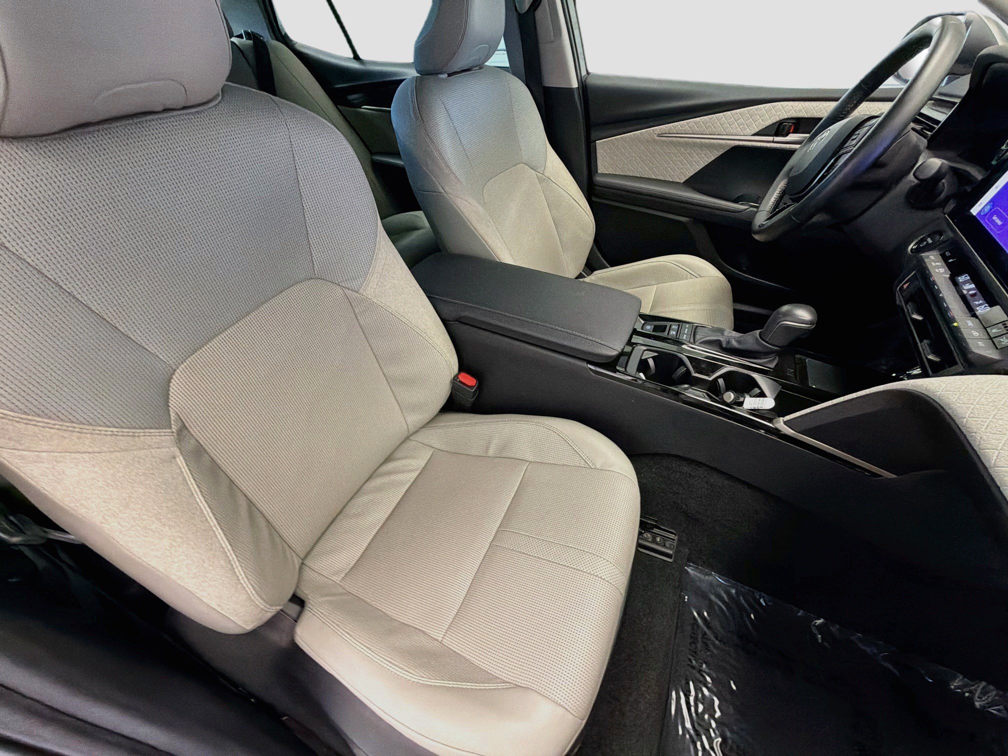 Used 2025 Toyota Camry XLE FWD image 15