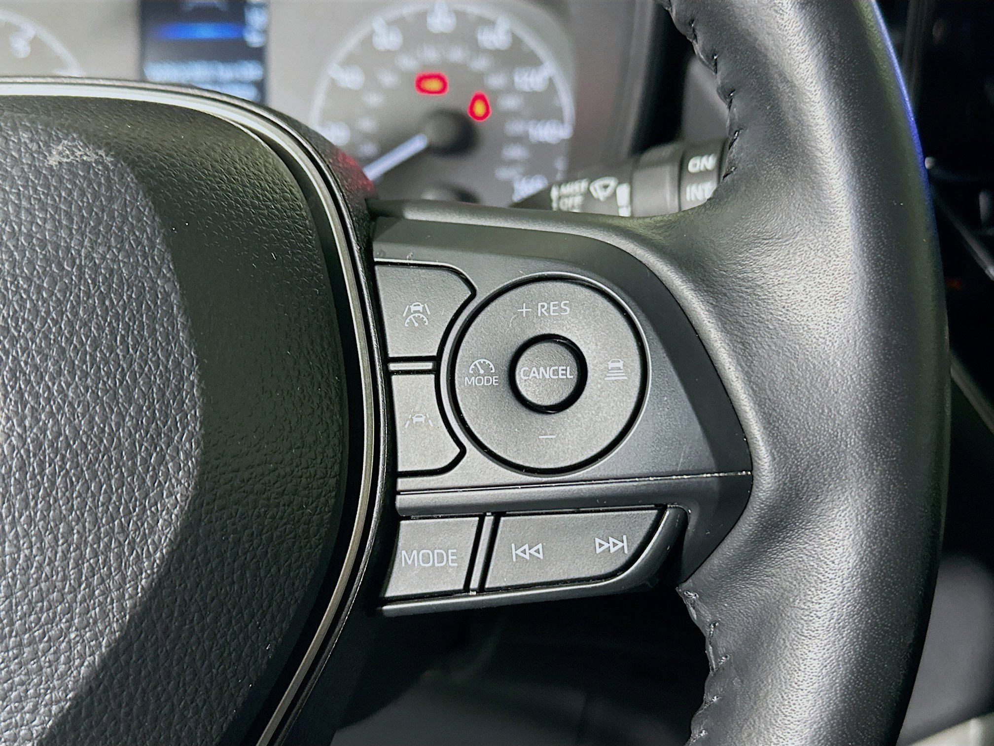 Used 2025 Toyota Corolla Cross LE image 17