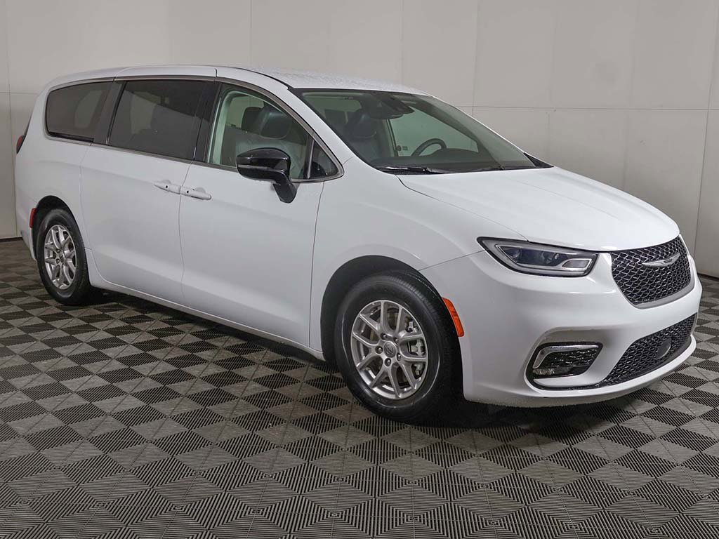 Used 2024 Chrysler Pacifica Touring-L image 49