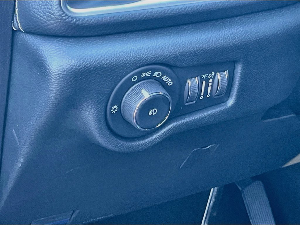 Used 2025 Chrysler Pacifica Limited FWD image 10