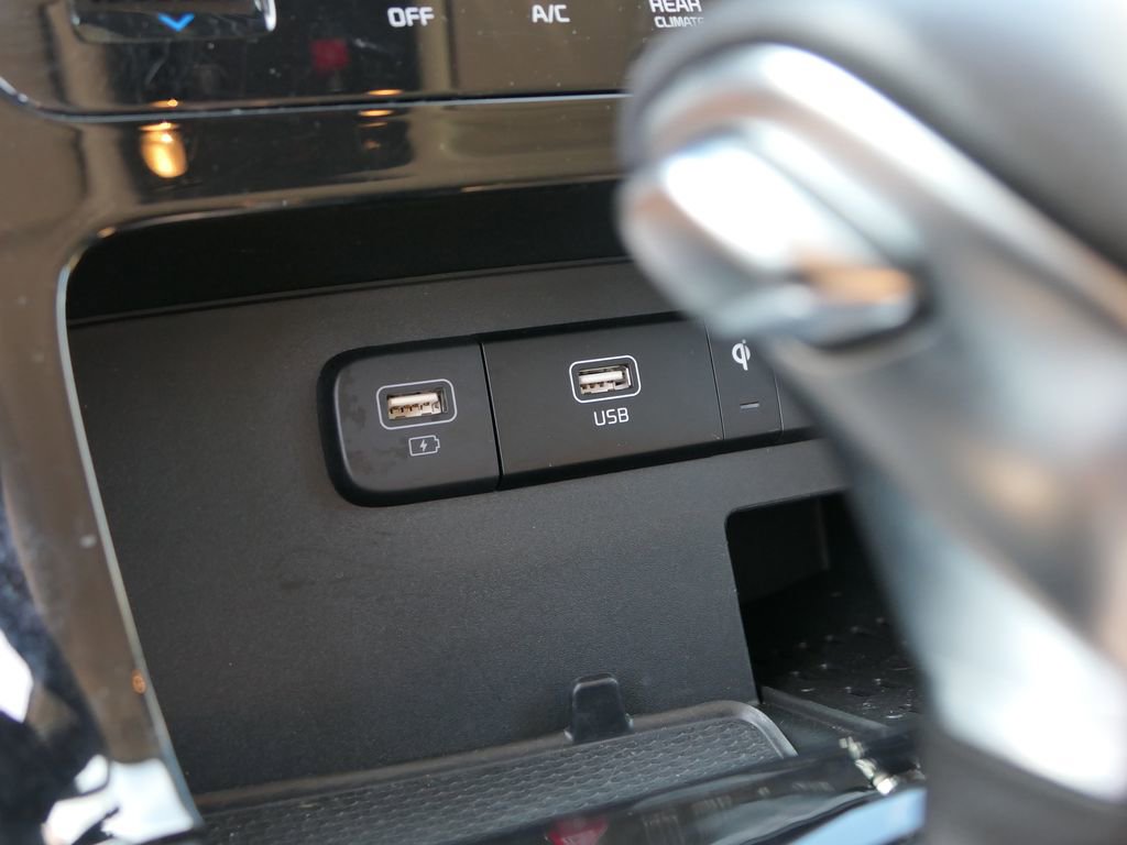 Used 2024 Kia Carnival EX image 21