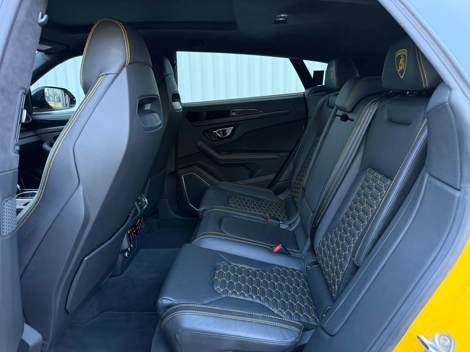 Used 2021 Lamborghini Urus AWD/4WD image 25