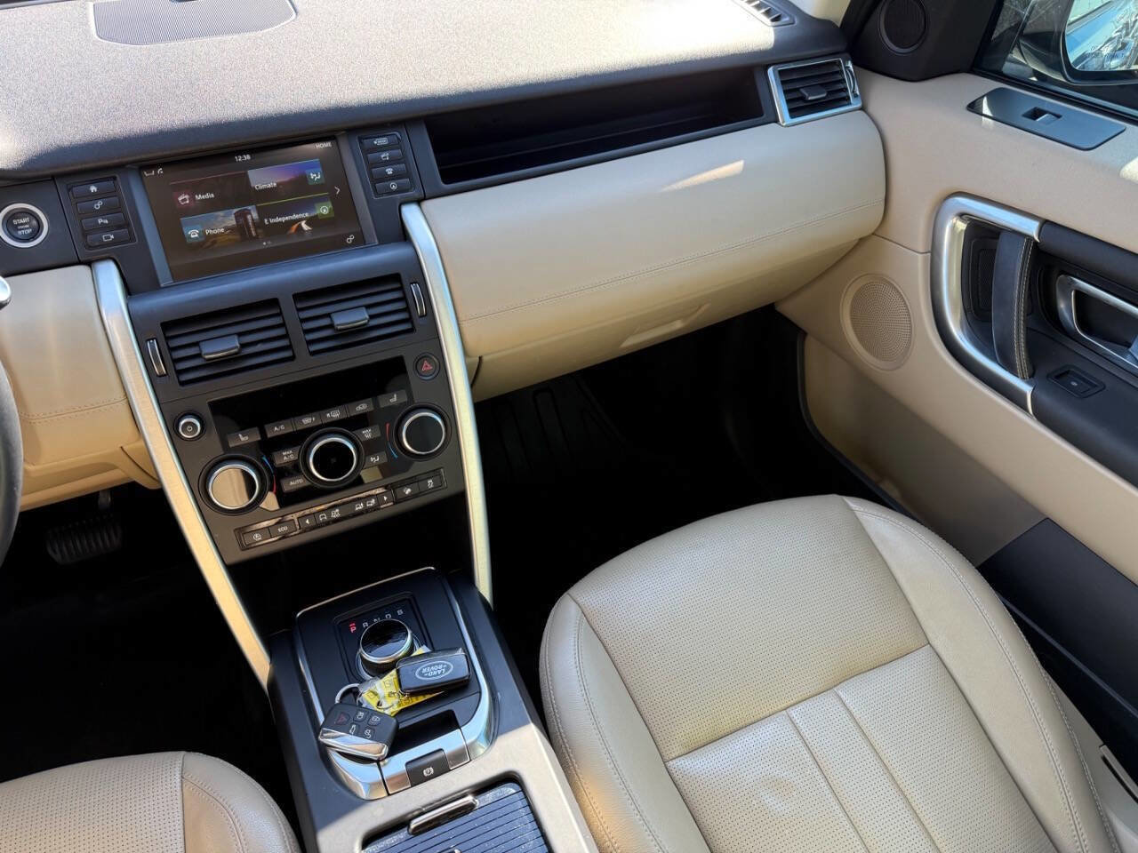 Used 2019 Land Rover Discovery Sport HSE image 25
