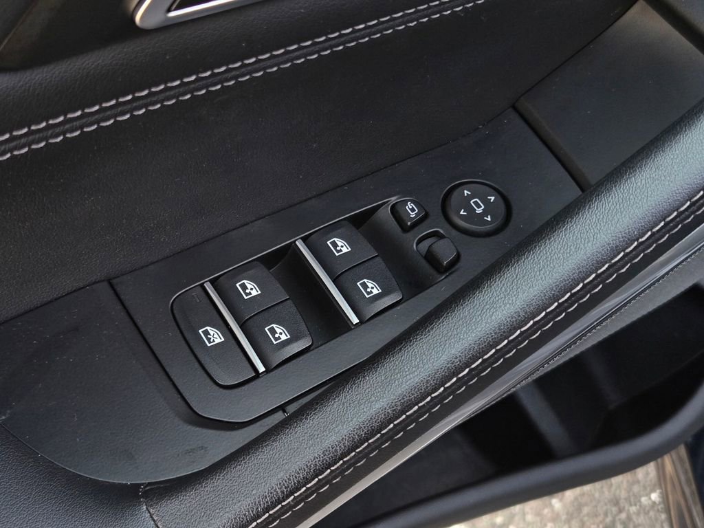 Used 2024 BMW X6 xDrive40i w/ Executive Package image 12