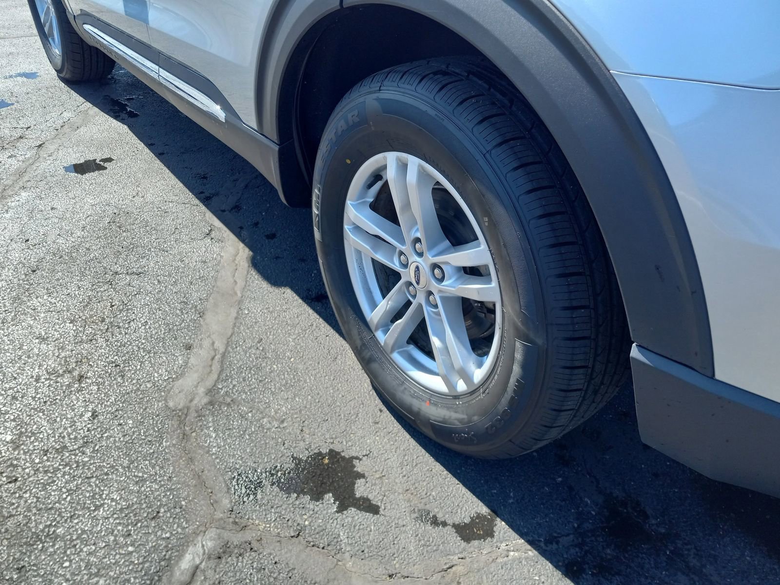 Used 2023 Ford Explorer XLT w/ Equipment Group 202A AWD/4WD image 11