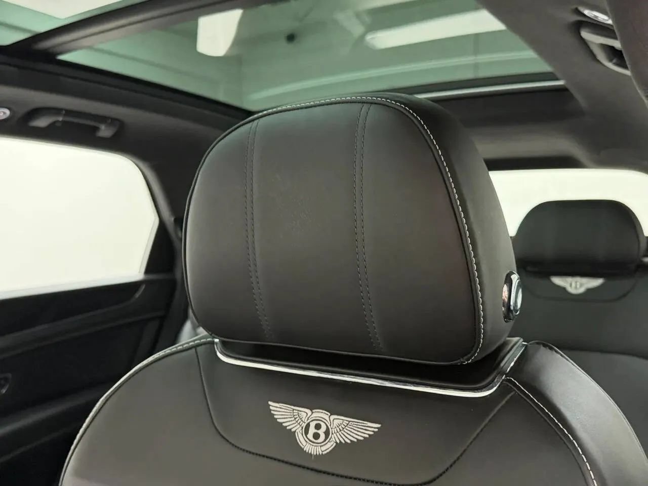 Used 2019 Bentley Bentayga AWD/4WD image 32