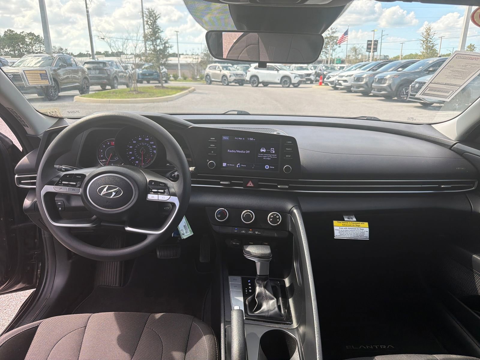 Used 2021 Hyundai Elantra SE w/ Preferred Accessory Package image 22