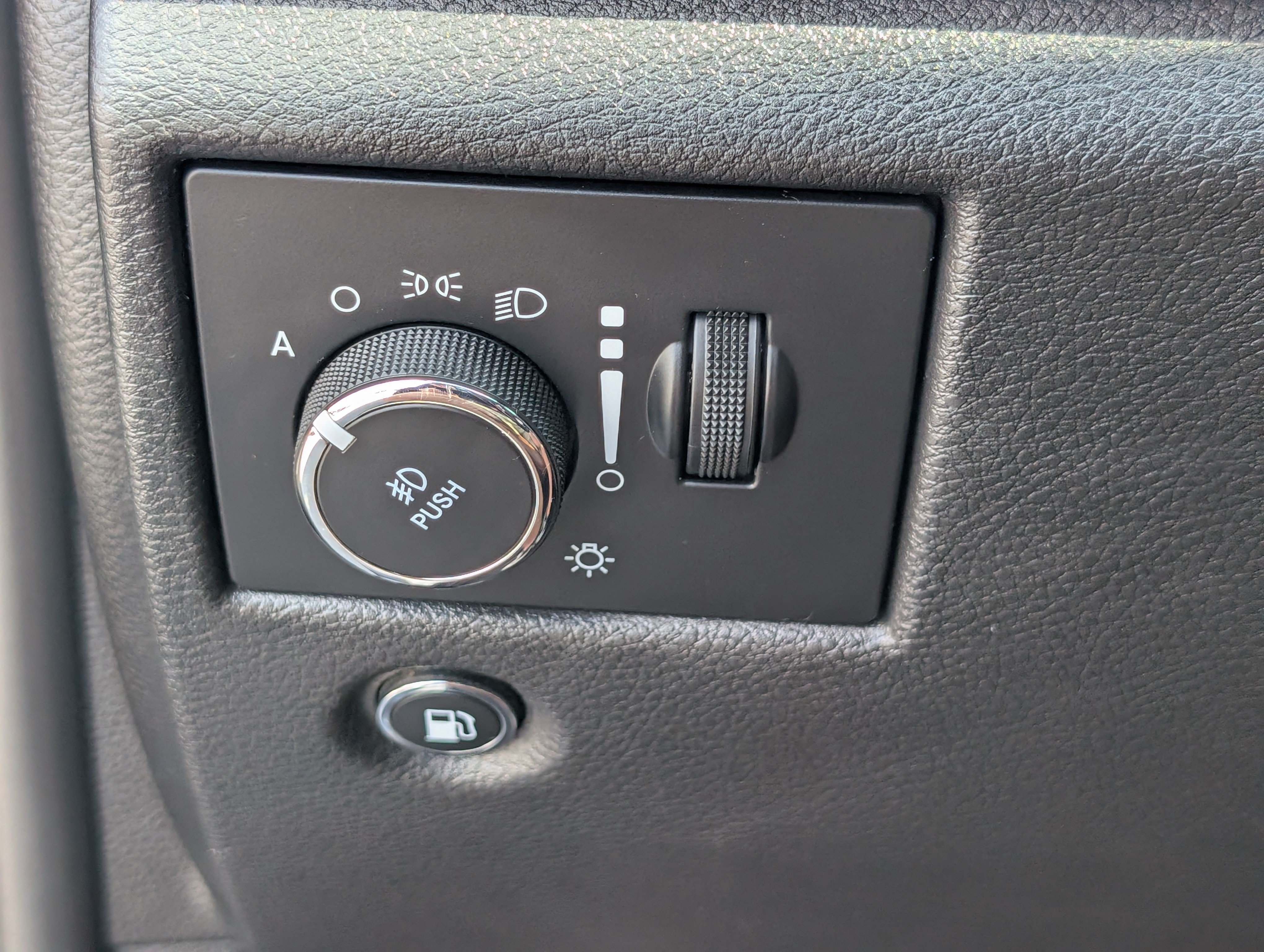 Used 2020 Jeep Grand Cherokee Overland AWD/4WD image 24