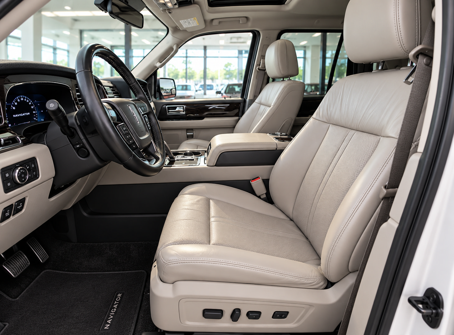 Used 2017 Lincoln Navigator L Select RWD image 9