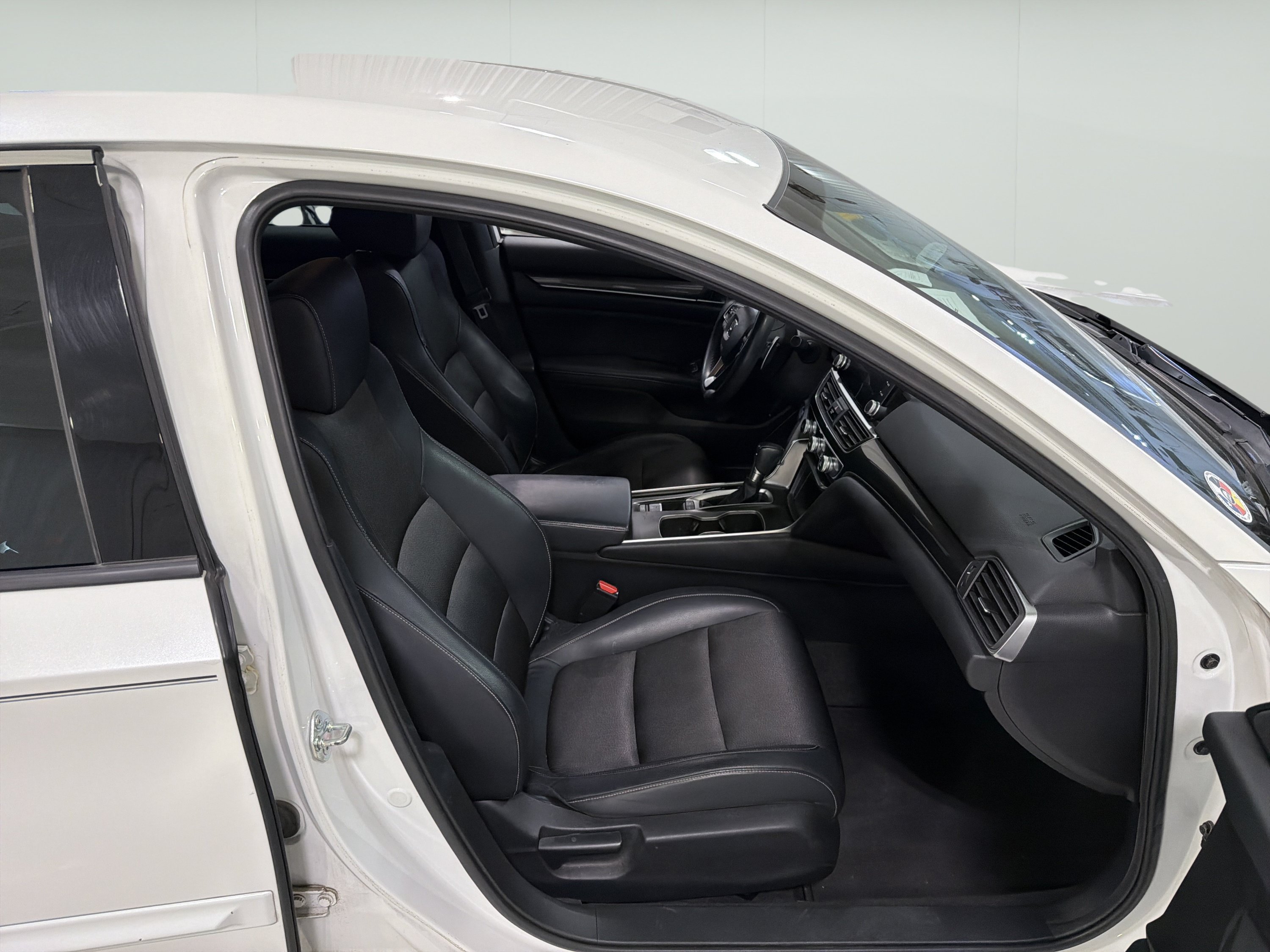 Used 2018 Honda Accord Sport image 13