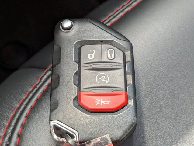 Used 2025 Jeep Gladiator Rubicon w/ Convenience Group AWD/4WD image 30