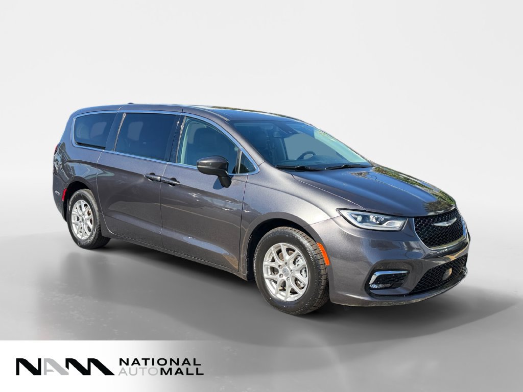 Used 2023 Chrysler Pacifica Touring-L FWD image 7