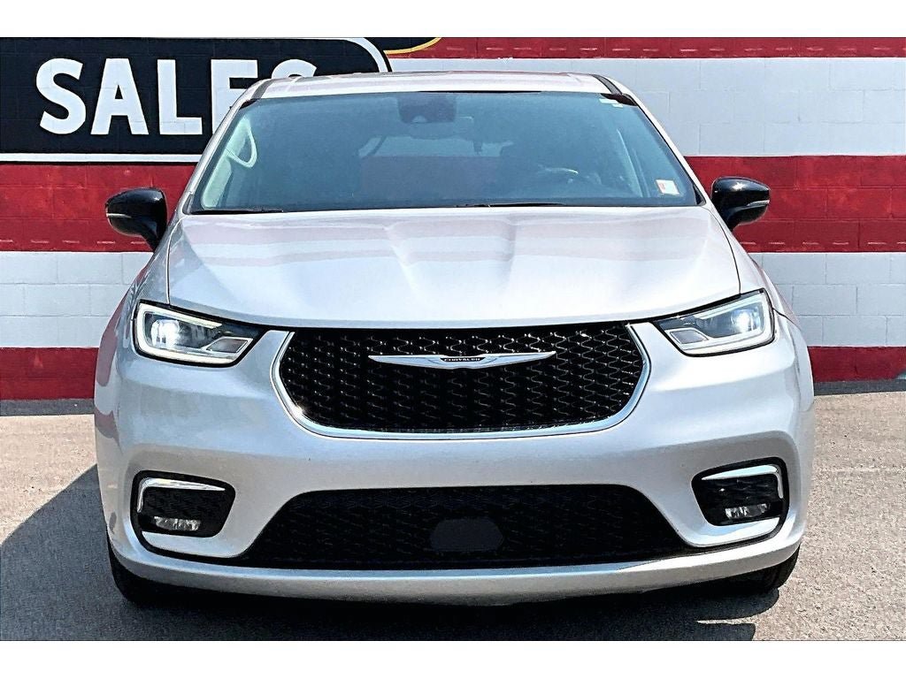 Used 2024 Chrysler Pacifica Touring-L FWD image 3