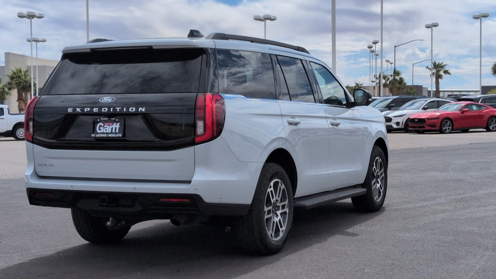 Used 2025 Ford Expedition Active AWD/4WD image 3