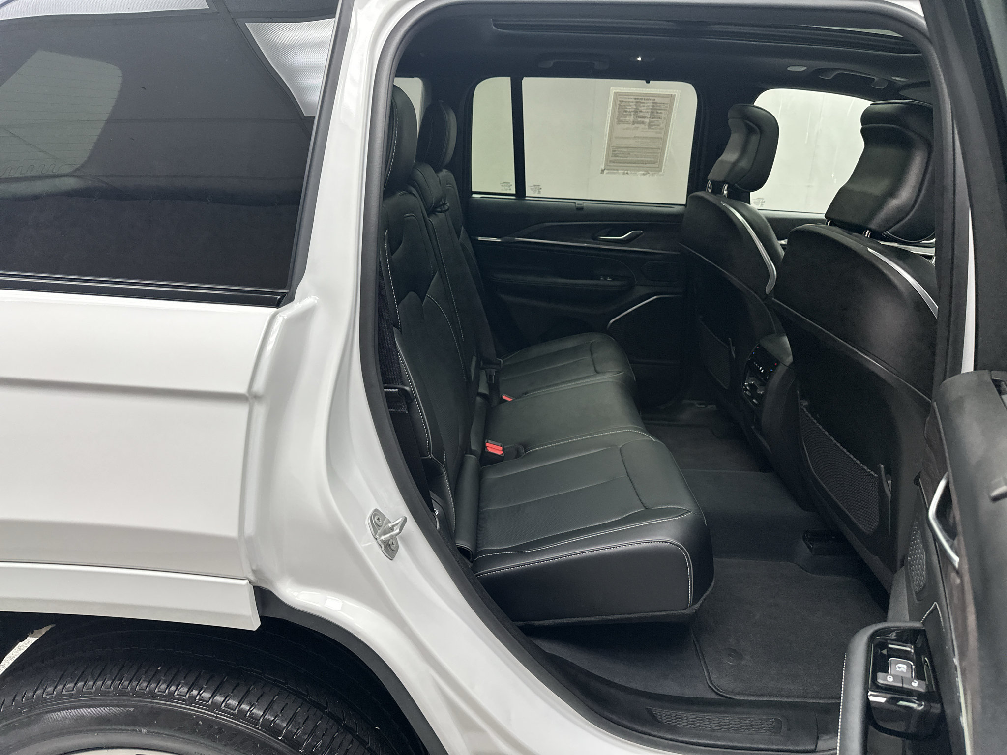 Used 2023 Jeep Grand Cherokee Overland w/ Luxury Tech Group IV AWD/4WD image 21