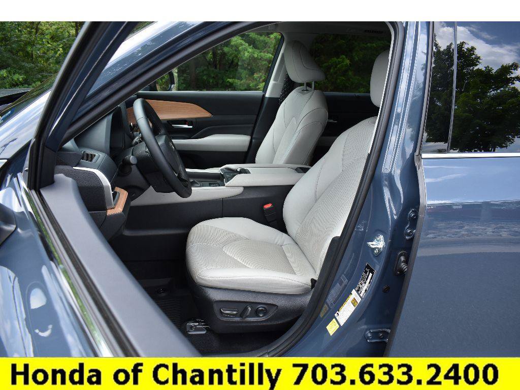 Used 2025 Toyota Grand Highlander AWD image 25