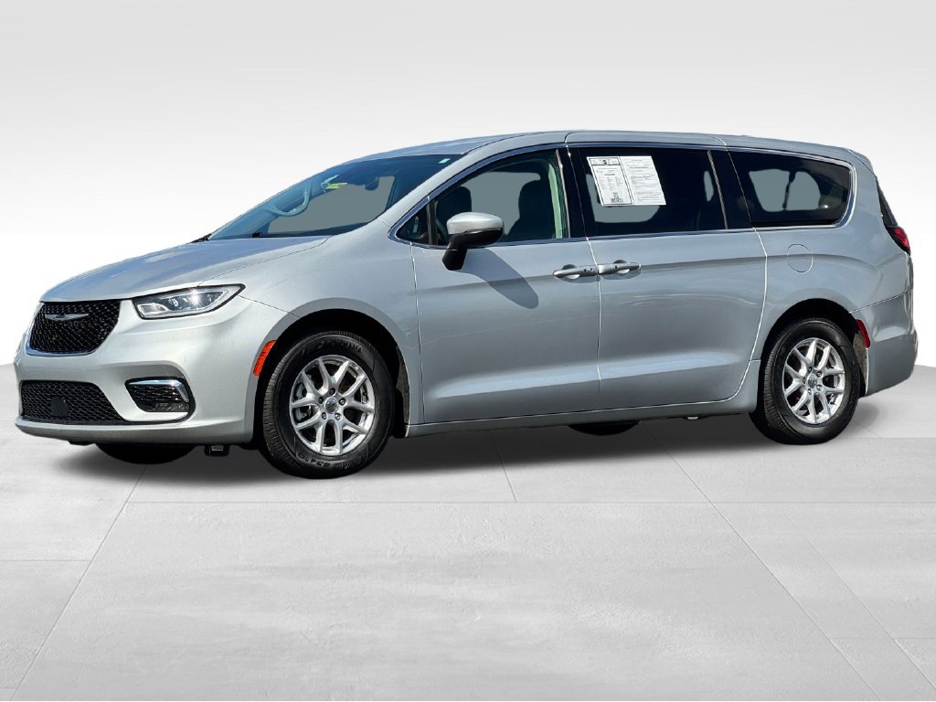 Used 2023 Chrysler Pacifica Touring-L FWD image 3