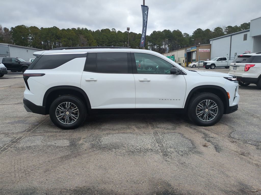 Used 2024 Chevrolet Traverse LT w/ Enhanced Driving Package image 2